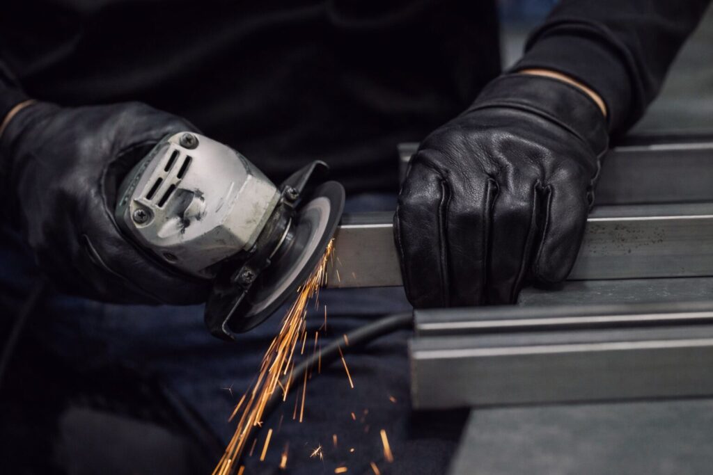 研磨作業をする職人