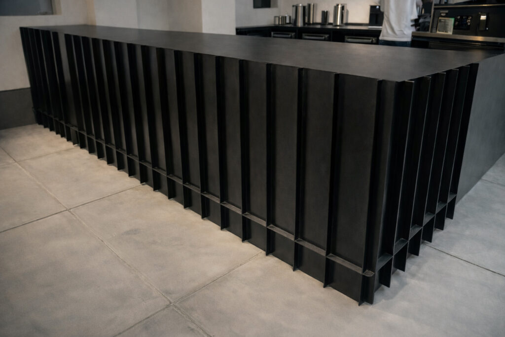 京都店の黒金属レジカウンター