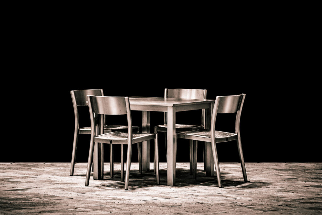 月の上に立つ金属テーブルと金属スツール