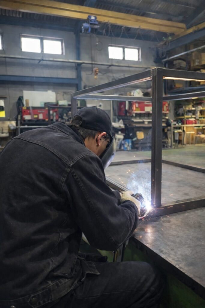 工房で作業する溶接職人